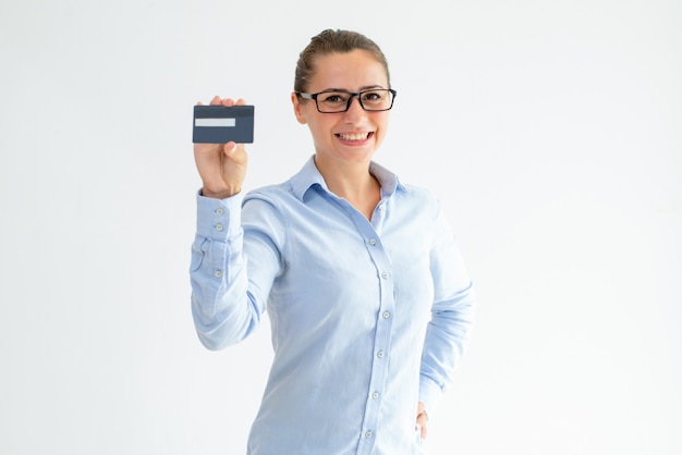 Menina de escritório alegre publicidade cartão de crédito