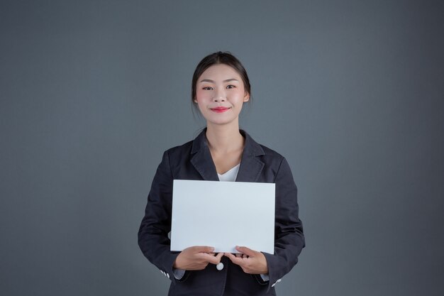 Menina de escritório segurando uma placa branca em branco