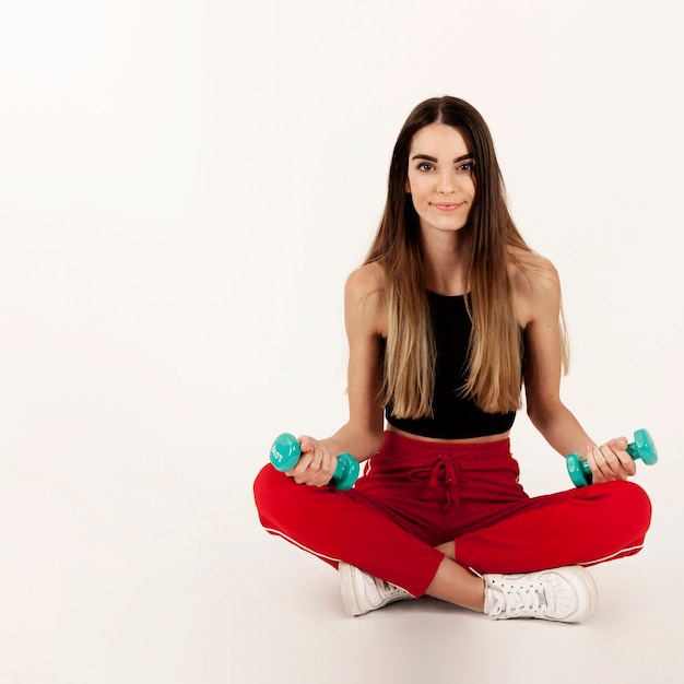 Foto grátis menina de esporte sentada e posando