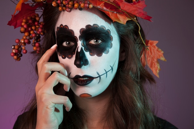 Menina de Halloween tocando seu rosto
