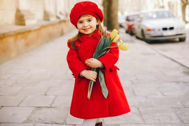 Menina de litlle com flores