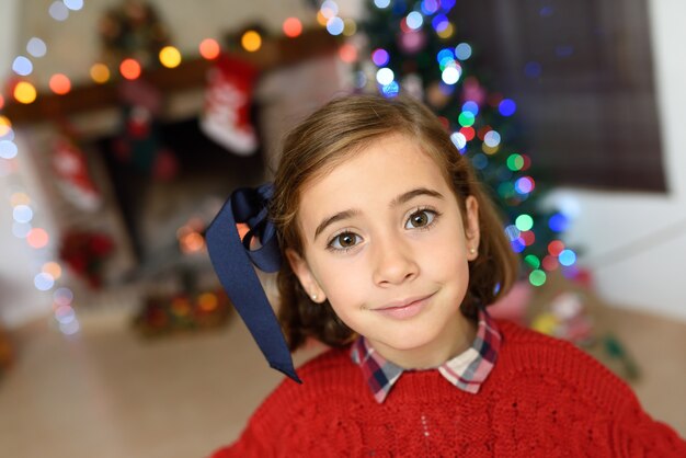 Menina de Llittle vestido de vermelho