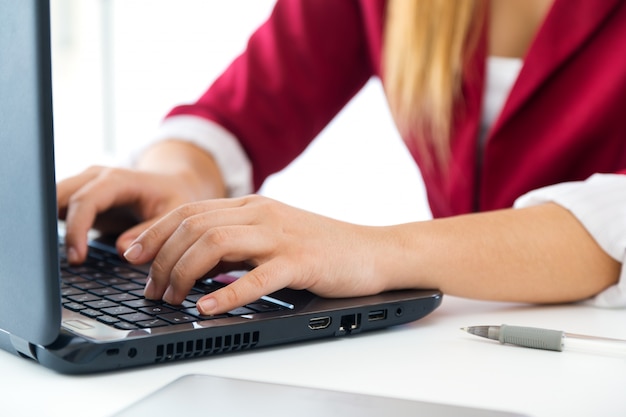 Menina de negócios jovem usando seu computador.