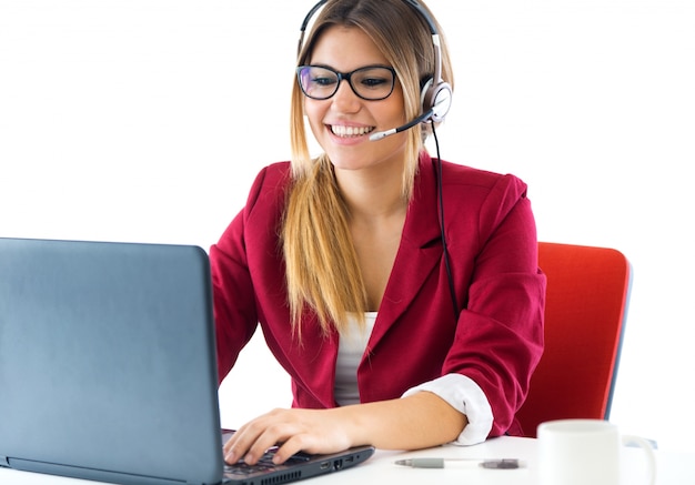 Foto grátis menina de negócios jovem usando seu computador.