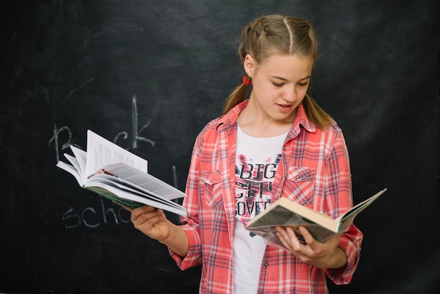 Menina de pé segurando livros