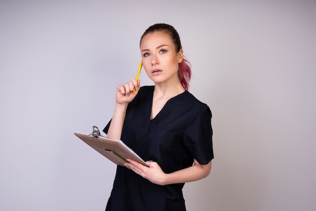 Menina de pensamento em uniforme médico