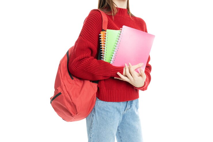 Foto grátis menina de png com livros nas mãos isolada em fundo branco