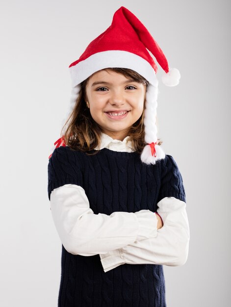 Foto grátis menina de sorriso com os braços cruzados