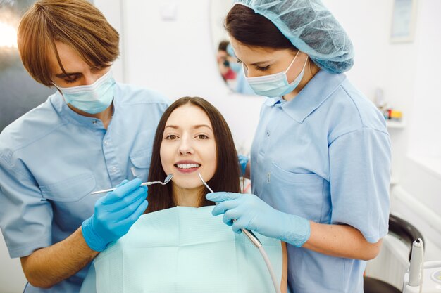 Menina de sorriso na cadeira do dentista