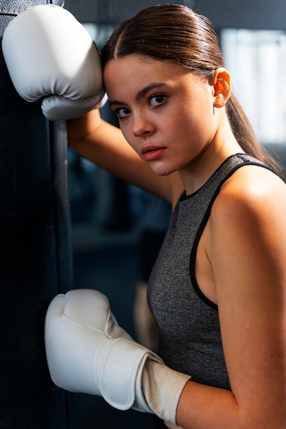 Foto grátis menina de tiro médio aprendendo boxe