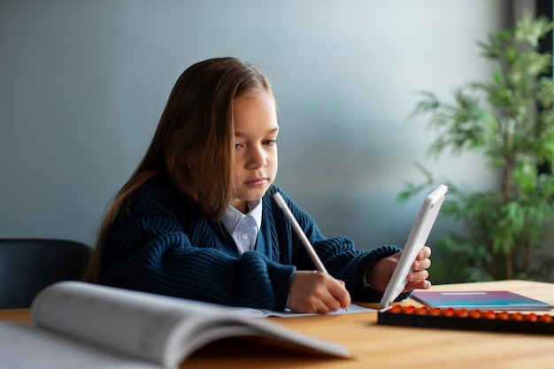 Menina de tiro médio aprendendo matemática na escola