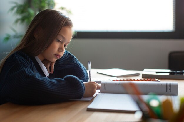 Menina de tiro médio aprendendo matemática na escola