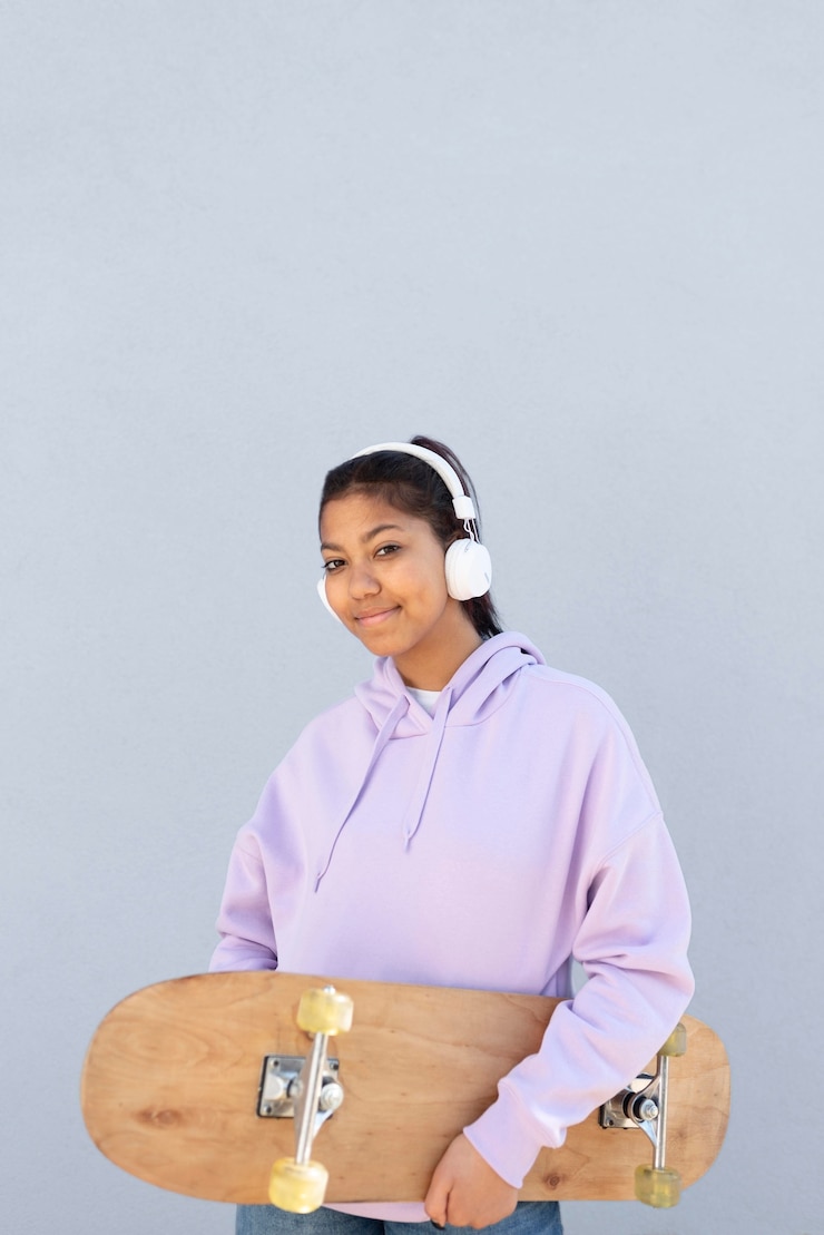 Foto grátis menina de tiro médio segurando o skate