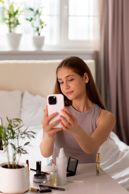 Foto grátis menina de tiro médio tomando selfie