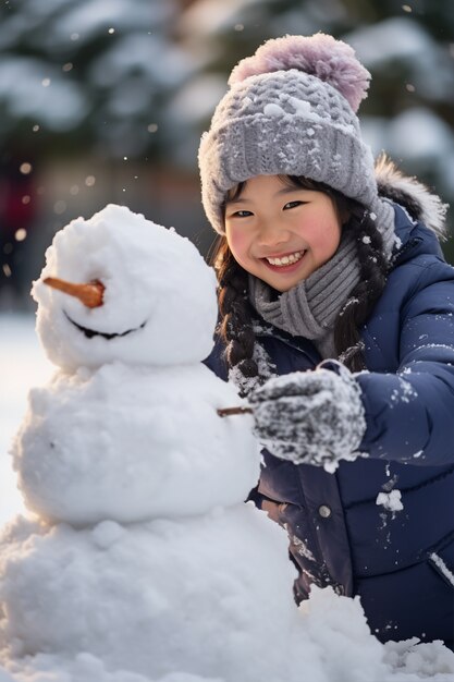 Menina de tom médio posando ao ar livre na estação de inverno