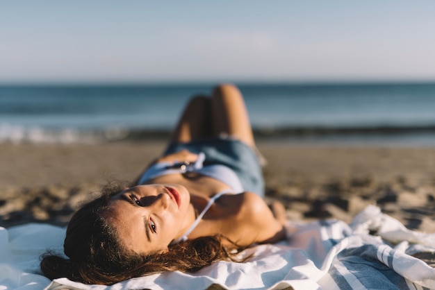 Menina deitada na praia