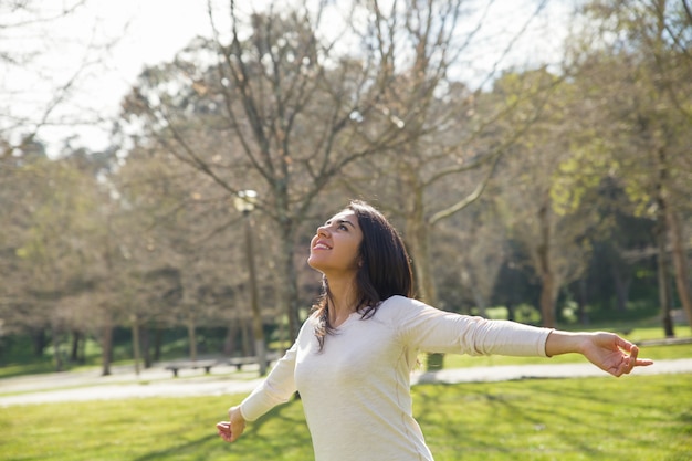 Menina descuidada alegre que aprecia o grande tempo