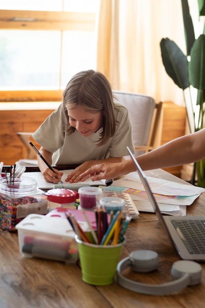 Menina desenhando em casa