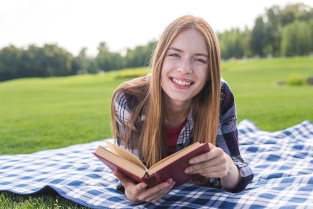 Menina, desfrutando, um, bom, livro