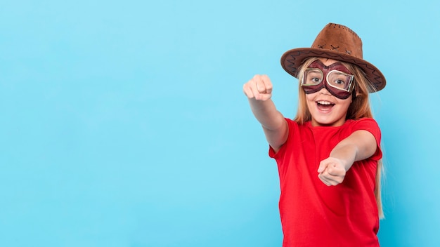 Foto grátis menina dirigindo avião imaginário