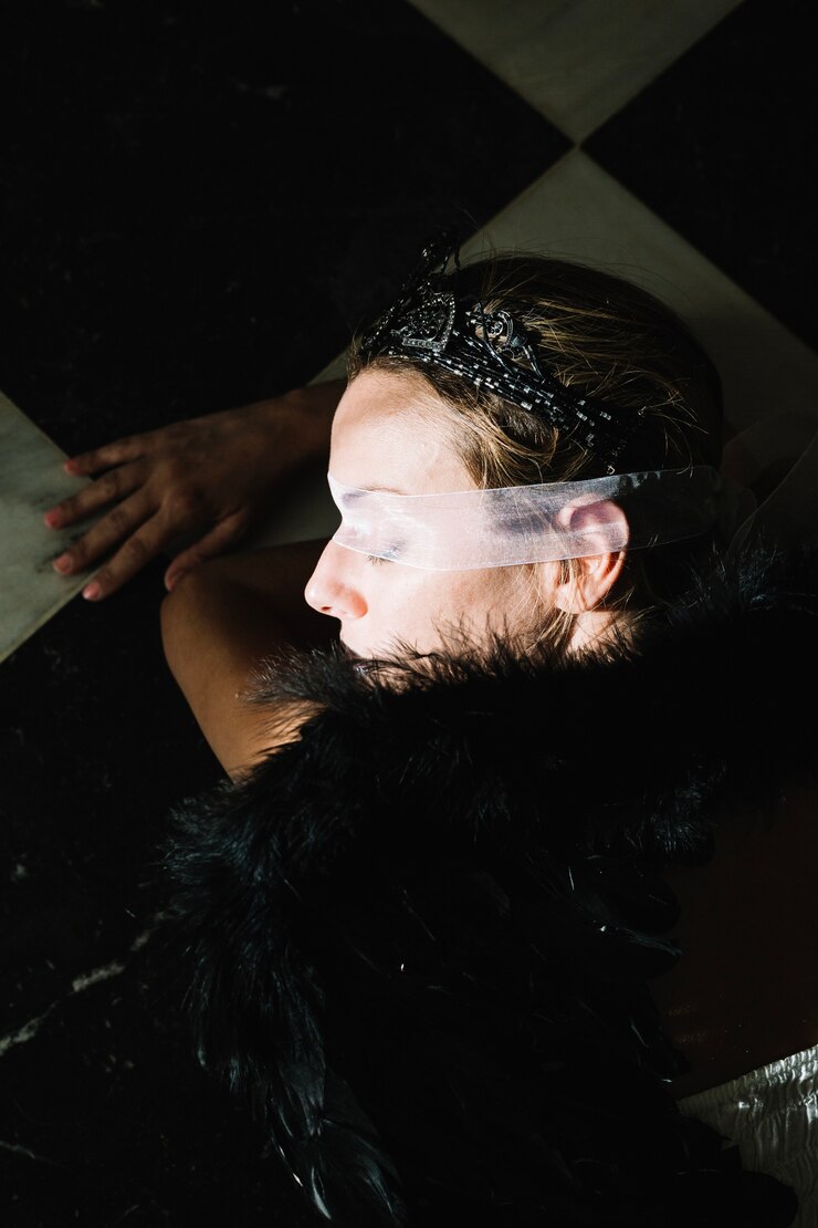 Foto grátis menina do anjo com asas na vista lateral