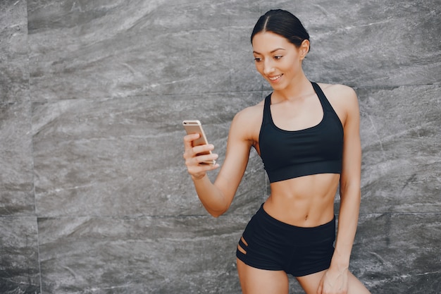 Foto grátis menina do esporte em uma cidade