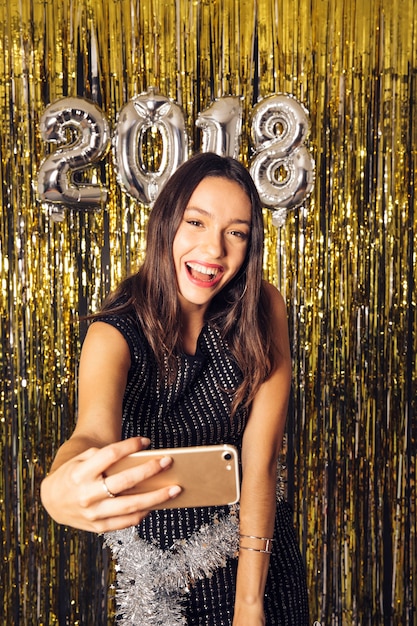 Foto grátis menina do partido que toma o selfie na celebração do ano novo