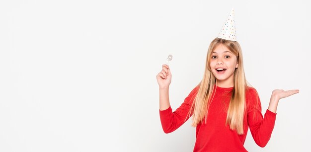 Menina do retrato pronta para a festa de aniversário