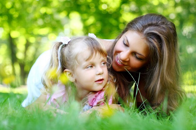 Menina doce e bonita com a mãe