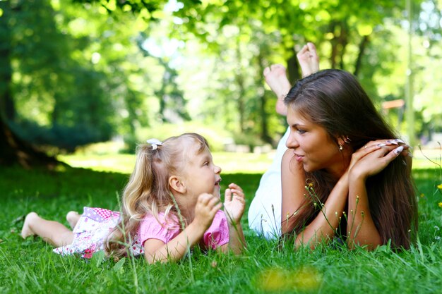 Menina doce e bonita com a mãe