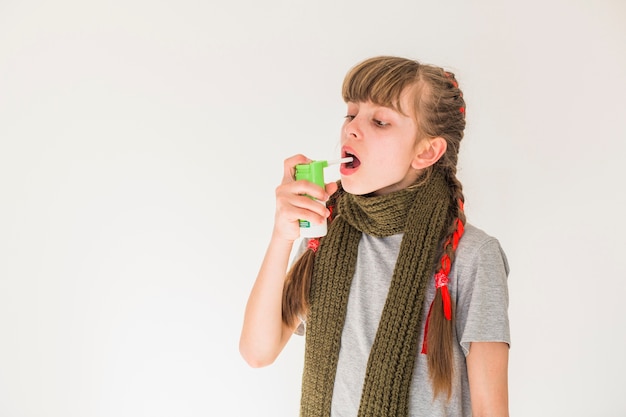 Foto grátis menina doente usando aerossol