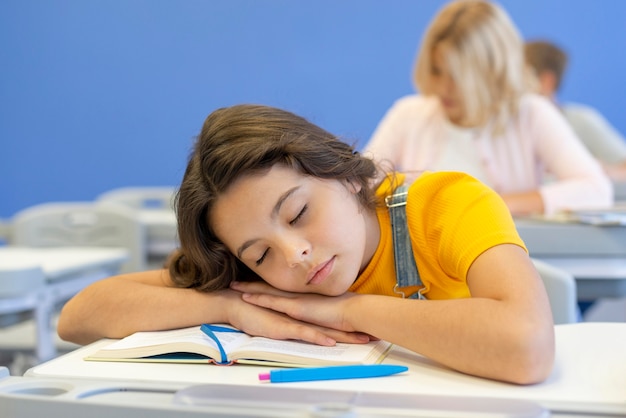 Menina dormindo na aula