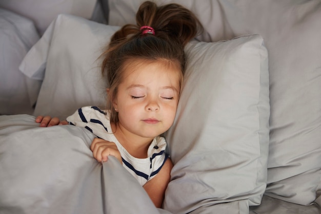 Menina dormindo na cama