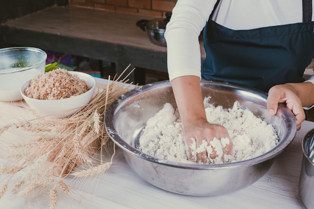 Menina dos doces na cozinha.