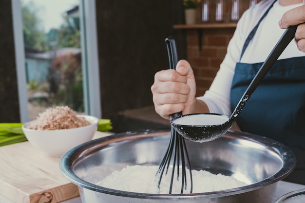 Foto grátis menina dos doces na cozinha.