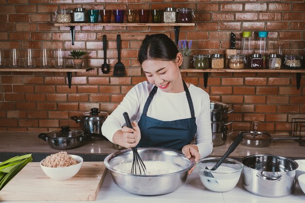 Menina dos doces na cozinha.