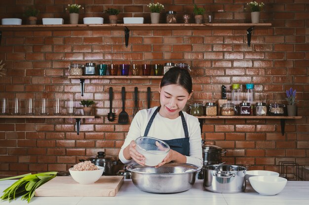 Menina dos doces na cozinha.