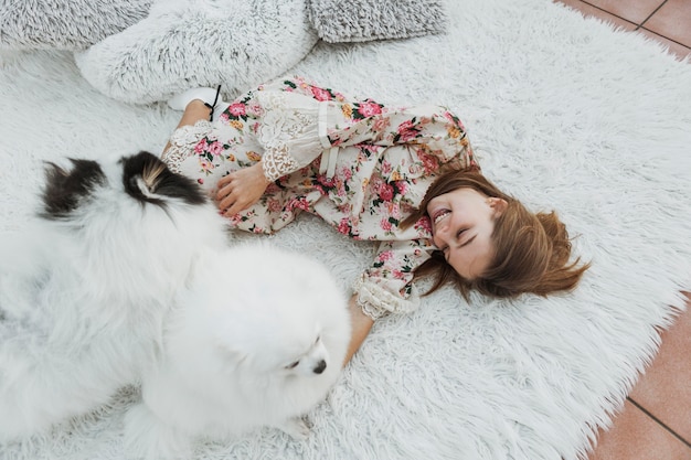 Menina e cachorrinhos brancos fofos