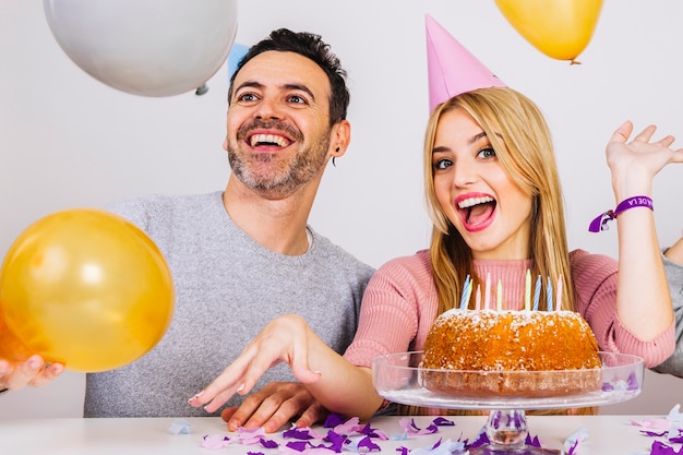 Menina e homem comemorando aniversário