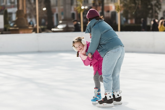 Foto grátis menina e mãe patinando juntos