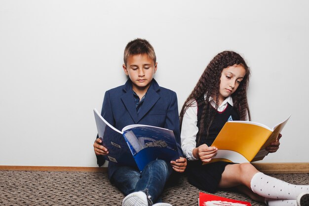 Menina e menino com livros