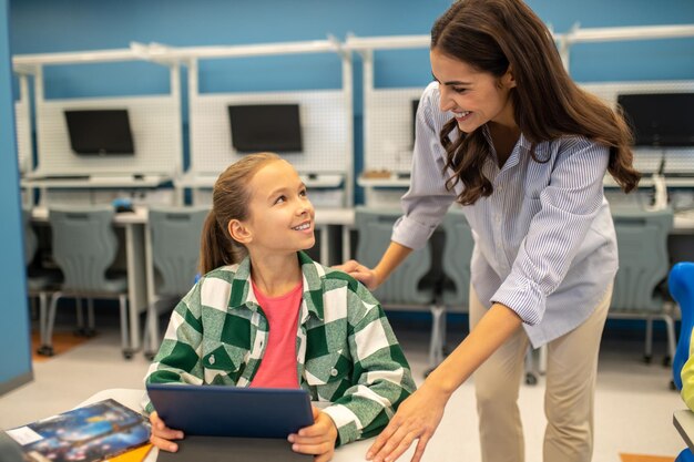 Menina e professor olhando um para o outro