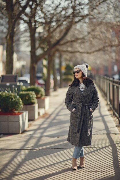 Menina elegante andar em uma cidade de inverno.