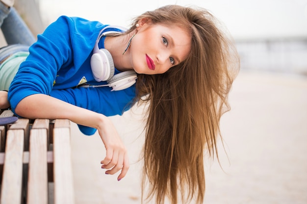 Menina elegante, deitado em um galho