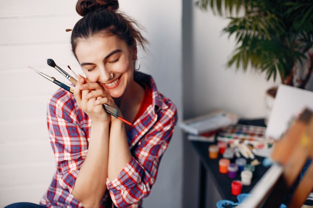 Menina elegante desenha em um estúdio de arte