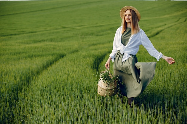 Menina elegante e elegante em um campo de verão