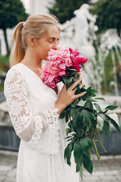 Menina elegante e elegante em um jardim de verão