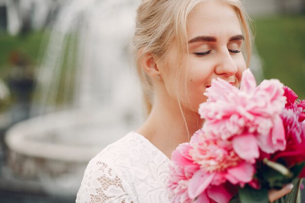 Menina elegante e elegante em um jardim de verão