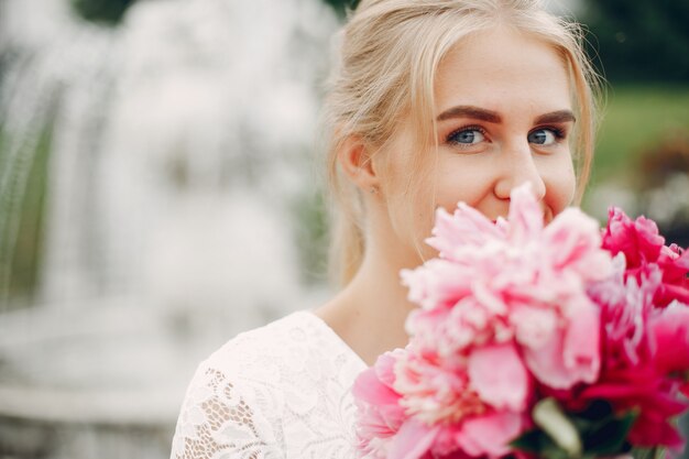 Menina elegante e elegante em um jardim de verão