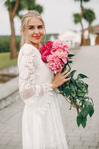 Menina elegante e elegante em um jardim de verão